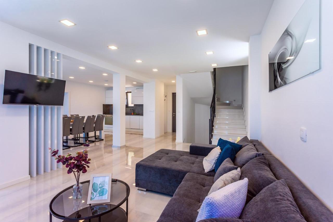 Villa Belvedere With Heated Pool, Billiards, Media Room, Sea Views,10 Pax Omiš Zewnętrze zdjęcie